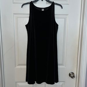 Black medium sized Old Navy velour-like dress. 93% polyester; 7% spandex